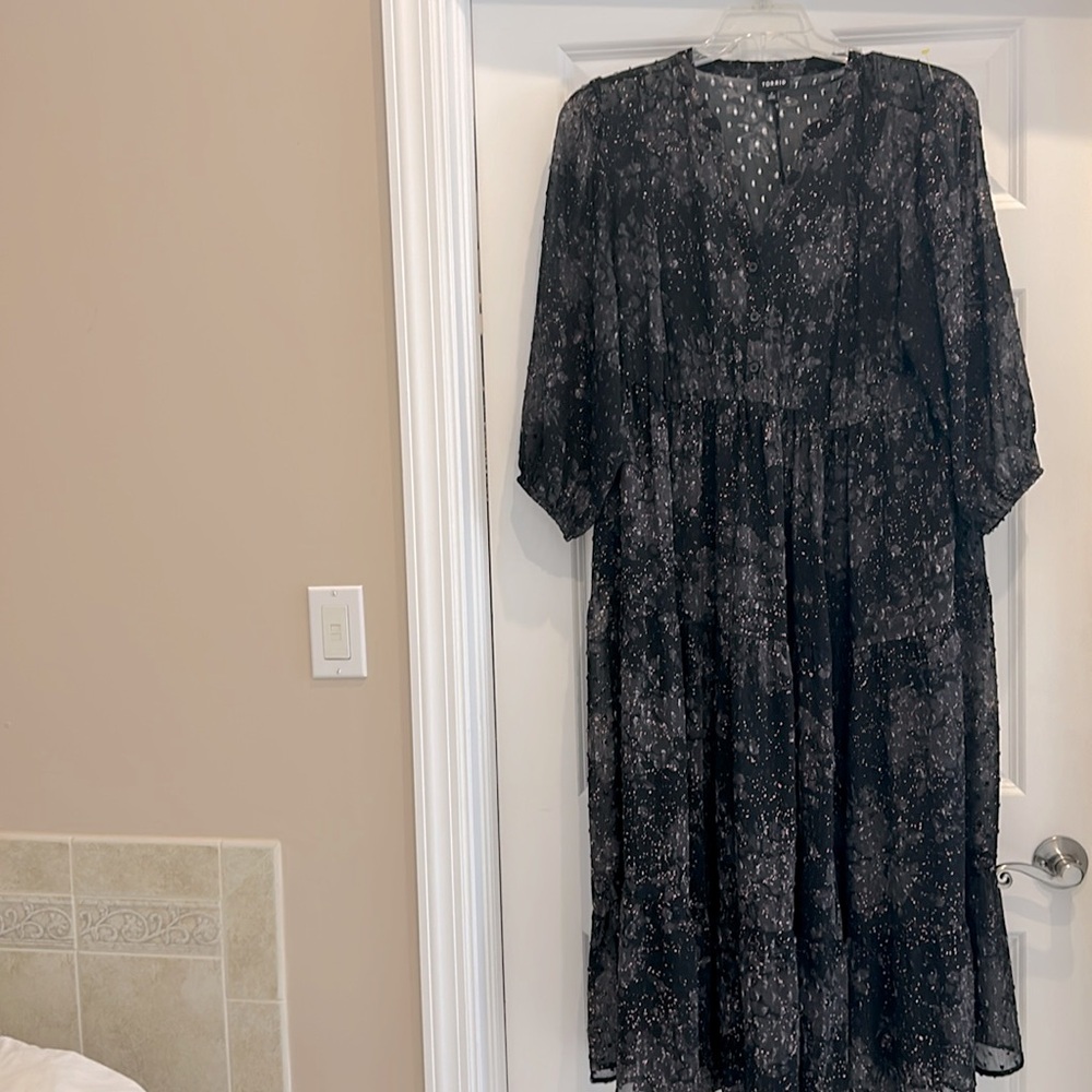 TORRID Sheer Black Dress gray floral print & rose gold specs, pockets, tiered 2X